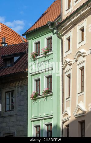 Die grüne Fassade und die bunten Fensterkästen des Hotels Clementin in der Seminářská-Straße in der historischen Altstadt von Prag Stockfoto