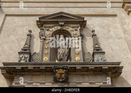 Die verzierte Statue der "Muttergottes mit dem Jesuskind" über dem Eingang zur Kirche der Muttergottes der Siege in der Karmelitská Straße in der Kleinseite Stockfoto