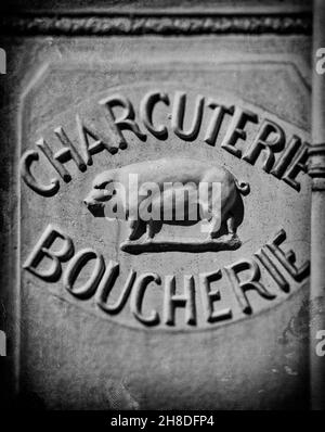 Charcuterie Boucherie. Französisches Metzgerei und Delikatessenschild, Beaulieu Sur Mer, Frankreich Stockfoto