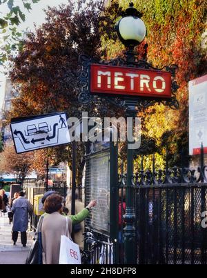 Personen, die den U-Bahnplan vor dem Eingang zum Bahnhof Saint-Germain-des-Prés, Paris, Frankreich, überprüfen. Stockfoto