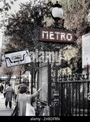 Personen, die den U-Bahnplan vor dem Eingang zum Bahnhof Saint-Germain-des-Prés, Paris, Frankreich, überprüfen. Stockfoto