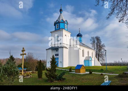 Die alte altertümliche orthodoxe Kirche der Fürsprache der Heiligen Jungfrau im Dorf Buchowitschi, Gebiet Brest, Kobrynschtschine, Weißrussland. Stockfoto