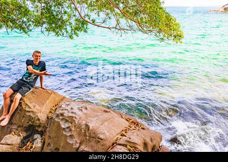 Männlicher junger Tourist und Reisender im wunderschönen kleinen Sandstrand Landschaft Panoramablick auf den Lam ru Lamru Nationalpark in Khao Lak Khu Stockfoto