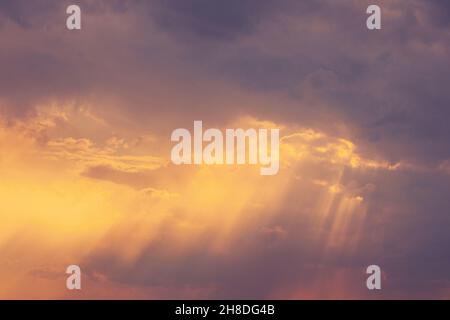 Sonnenstrahlen In Amazing Natural Bright Dramatic Sky In Sunset Sunrise Time. Hintergrund Des Farbenfrohen Himmels. Schönheit In Der Natur. Sonnenaufgang Bei Sonnenuntergang. Natürlich Hell Stockfoto