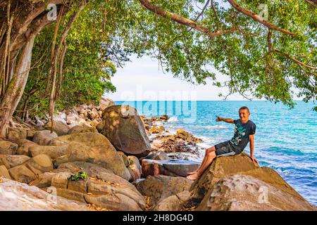 Männlicher junger Tourist und Reisender im wunderschönen kleinen Sandstrand Landschaft Panoramablick auf den Lam ru Lamru Nationalpark in Khao Lak Khu Stockfoto