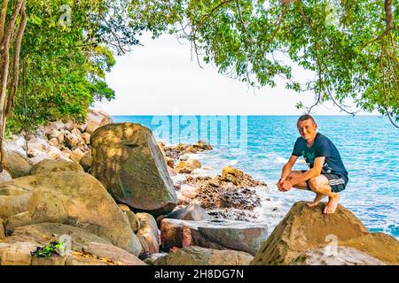 Männlicher junger Tourist und Reisender im wunderschönen kleinen Sandstrand Landschaft Panoramablick auf den Lam ru Lamru Nationalpark in Khao Lak Khu Stockfoto