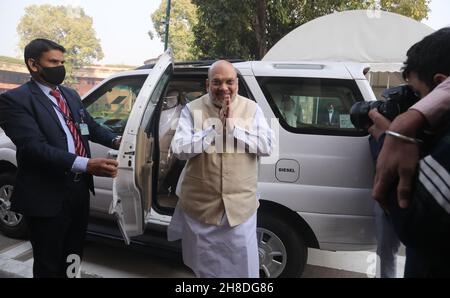 Amit Shah, Innenminister der indischen Union, kommt zum ersten Tag der Wintersitzung des Parlaments ins Parlament, wo die Regierung die drei Agrargesetze im Lok Sabha und Rajya Sabha vor der parlamentssitzung aufhebt. Der Lok Sabha verabschiedete das Gesetz zur Aufhebung der drei Agrargesetze inmitten von Parolen der Opposition. Die Landwirte protestieren seit fast einem Jahr gegen diese drei Agrarrechnungen und fordern den Mindestunterstützungspreis (MSP). In dieser Sitzung vom 29th. November bis zum 23rd. Dezember 2021 sind 26 weitere Gesetzesvorlagen zur Einführung im Parlament aufgeführt. Stockfoto