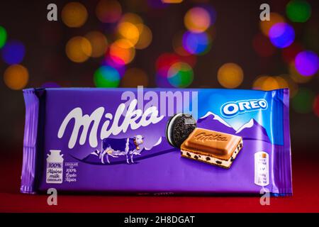 Milka Alpine Milk Chocolate gegen Weihnachtsbaumlichter in Bukarest, Rumänien, 2021 Stockfoto