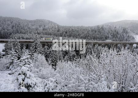 (211129) -- KROATIEN, 29. November 2021 (Xinhua) -- das Foto vom 29. November 2021 zeigt die Schneeszenerie von Delnice, Kroatien. (Goran Kovacic/Pixsell über Xinhua) Stockfoto