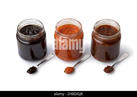 Gläser mit verschiedenen Sambal-, Chili-Soße, isoliert auf weißem Hintergrund Stockfoto