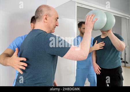 Gruppe von Menschen mit Behinderung Ausübung in der Rehabilitationsklinik. Hochwertige Fotos Stockfoto