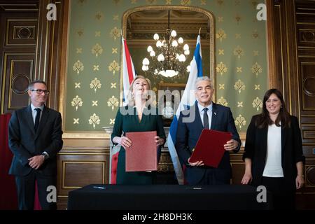 Außenministerin Liz Truss (Mitte links) und der israelische Außenminister Yair Lapid (Mitte rechts) unterzeichnen eine Absichtserklärung im Commonwealth and Development Office in London, die vom britischen Botschafter in Israel, Neil Wigan (ganz links) und dem israelischen Botschafter im Vereinigten Königreich, Tzipi Hotovely (ganz rechts) beobachtet wird. Dort hielten sie Treffen und eine Pressekonferenz ab, um eine engere Zusammenarbeit zwischen dem Vereinigten Königreich und Israel zu diskutieren. Bilddatum: Montag, 29. November 2021. Stockfoto