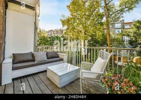 Schöner Balkon mit Sitzgelegenheiten und einem herrlichen Blick auf die Natur Stockfoto