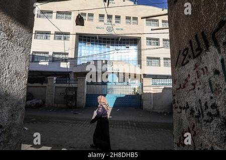 Die Mitarbeiter erklären am 29. November 2021 einen umfassenden Streik in allen Institutionen des UN-Hilfswerks Palestin UNRWA im Gazastreifen. Stockfoto
