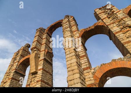 Das Acueducto de los Milagros, wundersame Aquädukt in Merida, Extremadura, Spanien, ist eine ruinierte römische Aquädukt-Brücke, Aquädukt gebaut, um Wasser zu liefern Stockfoto