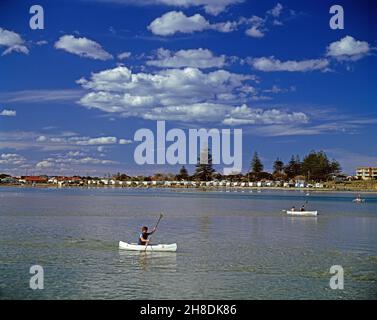 Australien. New South Wales. Central Coast Region. Der Eingang. Menschen in Kanus auf dem Tuggerah Lake. Stockfoto