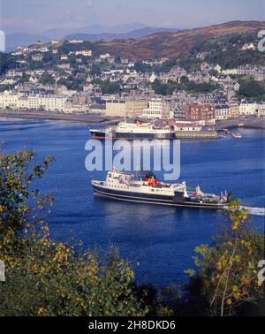 Sommeransicht Szene von Oban in der 1970s mit der MV Glen Sannox und MV Columba in Sicht, Argyll Stockfoto