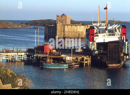 Die MV Iona in castlebay mit der Burg Kisimul im Blick, Isle of Barra 1970s Stockfoto
