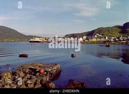 Die MV Iona in castlebay mit der Burg Kisimul im Blick, Isle of Barra 1970s Stockfoto