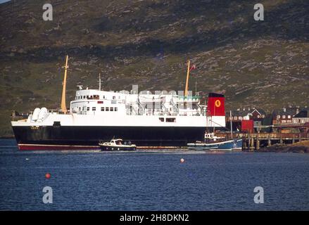 Die MV Iona in castlebay mit der Burg Kisimul im Blick, Isle of Barra 1970s Stockfoto
