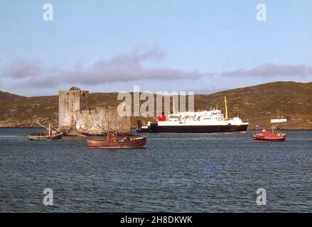 Die MV Iona in castlebay mit der Burg Kisimul im Blick, Isle of Barra 1970s Stockfoto