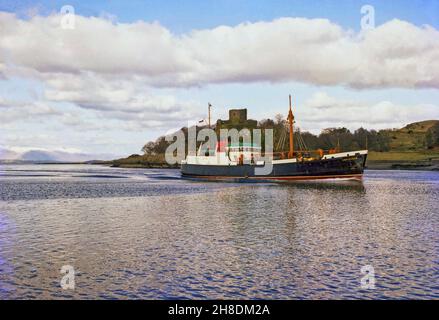 MV Loch Carron beim Betreten von Oban Bay 1970s mit Dunollie Castle im Blick. Stockfoto