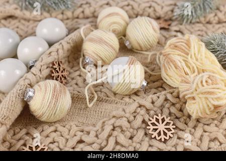 Boho Stil DIY Weihnachtskugel Ornamente mit cremefarbenen Wollschnur Stockfoto