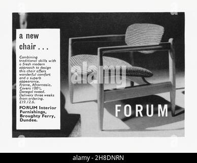 Eine Anzeige von 1960s für einen stilvollen Stuhl aus der Mitte des Jahrhunderts von Forum Interior Furnishings, Broughty Ferry, Dundee, Angus, Schottland, VEREINIGTES KÖNIGREICH. Die Anzeige erschien in einer Zeitschrift, die im Oktober 1962 in Großbritannien veröffentlicht wurde. Das Foto zeigt den gepolsterten Sessel mit seinem Afrormosia-Holzrahmen und Donegal Tweed-Bezug – Vintage 1960s-Grafiken für redaktionelle Verwendung. Stockfoto