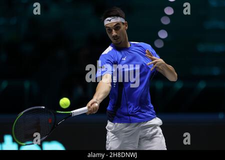 Turin, Italien, 29th. November 2021. Lorenzo Sonego aus Italien im Einsatz gegen Borna Gojo aus Kroatien während des Viertelfinalmatches zwischen Italien und Kroatien während des Davis Cup Finals 2021 von Rakuten in der Pala Alpitour Arena, Turin. Bildnachweis sollte lauten: Jonathan Moscrop / Sportimage Stockfoto