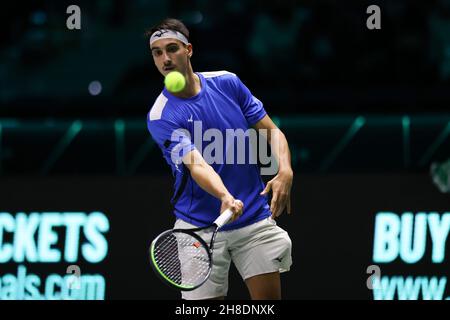Turin, Italien, 29th. November 2021. Lorenzo Sonego aus Italien im Einsatz gegen Borna Gojo aus Kroatien während des Viertelfinalmatches zwischen Italien und Kroatien während des Davis Cup Finals 2021 von Rakuten in der Pala Alpitour Arena, Turin. Bildnachweis sollte lauten: Jonathan Moscrop / Sportimage Stockfoto