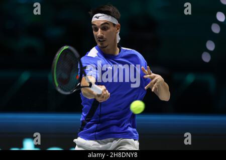 Turin, Italien, 29th. November 2021. Lorenzo Sonego aus Italien im Einsatz gegen Borna Gojo aus Kroatien während des Viertelfinalmatches zwischen Italien und Kroatien während des Davis Cup Finals 2021 von Rakuten in der Pala Alpitour Arena, Turin. Bildnachweis sollte lauten: Jonathan Moscrop / Sportimage Stockfoto