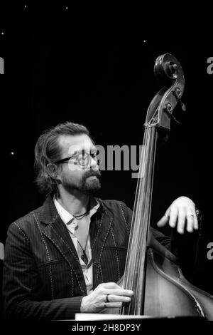 Rich Whitworth spielt Kontrabass mit Djanco, Scarborough Jazz Festival 2021, Großbritannien Stockfoto