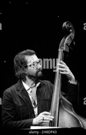 Rich Whitworth spielt Kontrabass mit Djanco, Scarborough Jazz Festival 2021, Großbritannien Stockfoto