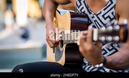 Detail des latin-Gitarristen, der Gitarre auf der Straße spielt Stockfoto