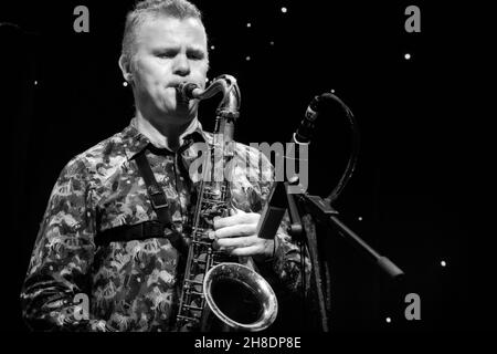 Ian Ballamy spielt Tenorsax, Scarborough Jazz Festival 2021, Großbritannien Stockfoto