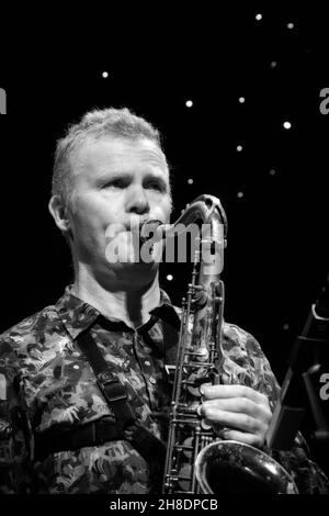 Ian Ballamy spielt Tenorsax, Scarborough Jazz Festival 2021, Großbritannien Stockfoto