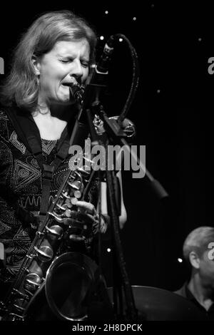 Karen Sharp spielt mit dem Karen Sharp Quartett beim Scarborough Jazz Festival 2021, Großbritannien, Tenorsax Stockfoto