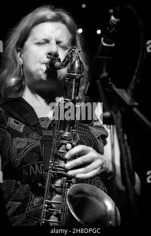 Karen Sharp spielt mit dem Karen Sharp Quartett beim Scarborough Jazz Festival 2021, Großbritannien, Tenorsax Stockfoto