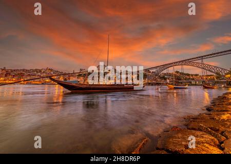 Blick über den Rio Douro in der Dämmerung nach Porto mit traditionellen Hafen Boote im Vordergrund. Stockfoto