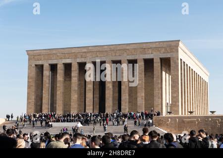 Ankara, november 2021. Anitkabir, Atatürks Mausoleum voller Besucher Stockfoto