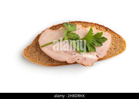 Sandwich mit geräuchertem Schweineschinken isoliert auf weißem Hintergrund. Draufsicht, flach liegend, Nahaufnahme. Stockfoto