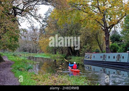 Der River Wey Navigationskanal an einem ruhigen Herbsttag mit einem eingelassenen Kajakfahrer auf dem Wasser in der Nähe von Ripley Surrey England Stockfoto
