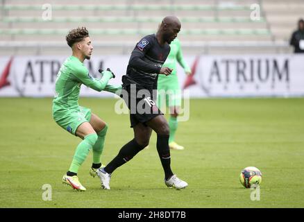 Danilo Pereira von PSG, Adil Aouchiche von Saint-Etienne (links) während des Fußballspiels der französischen Ligue 1 zwischen AS Saint-Etienne (ASSE) und Paris Saint-Germain (PSG) am 28. November 2021 im Stade Geoffroy Guichard in Saint-Etienne, Frankreich - Foto: Jean Catuffe/DPPI/LiveMedia Stockfoto