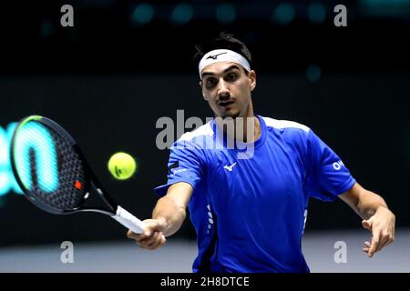 Lorenzo Sonego aus Italien in Aktion im Spiel gegen Borna Gojo aus Kroatien während des Davis-Cup-Viertelfinalmatches zwischen Italien und Kroatien bei Pala Alpitour am 29. November 2021 in Turin, Italien . Stockfoto