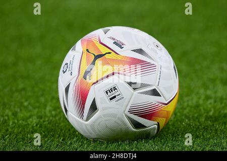 Madrid, Madrid, Spanien. 29th. November 2021. Der Ball der Liga während des Fußballspiels der Liga zwischen Real Madrid und dem FC Sevilla im Santiago Bernabeu Stadion in Madrid, Spanien, 28. November 2021 Credit: Ruben Albarran/ZUMA Wire/Alamy Live News Stockfoto