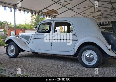 51143 KÖLN, DEUTSCHLAND - 25. Jul 2021: Nahaufnahme eines 11 CV B aus der Zeit um 1960, altes Auto aus dem Jahr 51143 köln, Deutschland Stockfoto