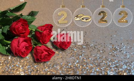 goldene Eheringe in durchsichtiger Glas-weihnachtskugel mit 2022 Ziffern und frischen roten Rosen auf silbernem Lametta-Hintergrund Stockfoto