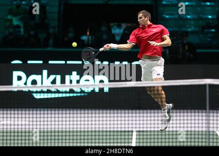 Borna Gojo aus Kroatien in Aktion im Spiel gegen Lorenzo Sonego aus Italien während des Davis-Cup-Viertelfinalmatches zwischen Italien und Kroatien bei Pala Alpitour am 29. November 2021 in Turin, Italien . Stockfoto
