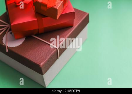 Goiânia, Goias, Brasilien – 26. November 2021: Ein Stapel Geschenkschachteln auf einer grünen Fläche mit Platz für Text. Stockfoto