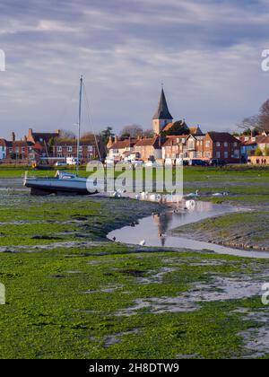Das Dorf Bosham neben Chichester Harbour bei Ebbe, West Sussex, England. Stockfoto
